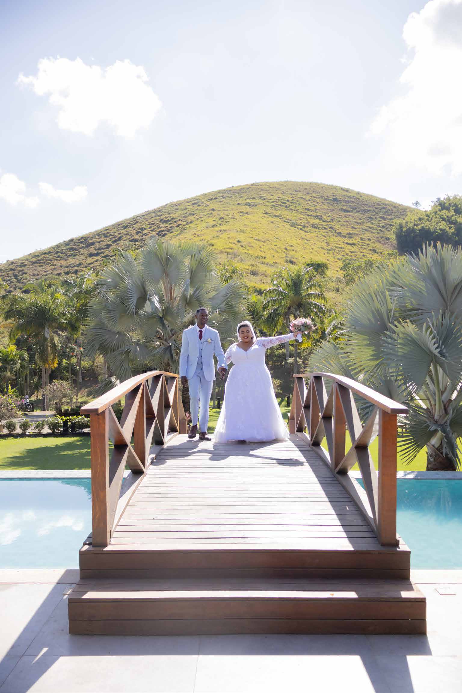 Casal abraçado em jardim