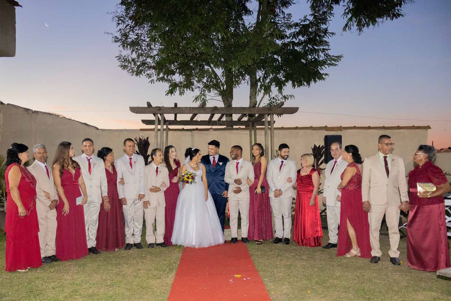 Grupo de convidados no tapete vermelho